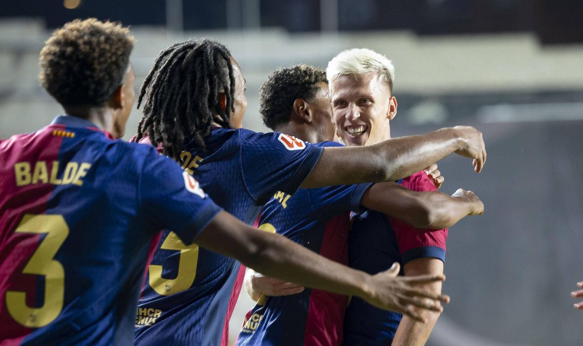 Los compañeros abrazan a Olmo después de marcar el 1-2 en Vallecas la pasada Liga.