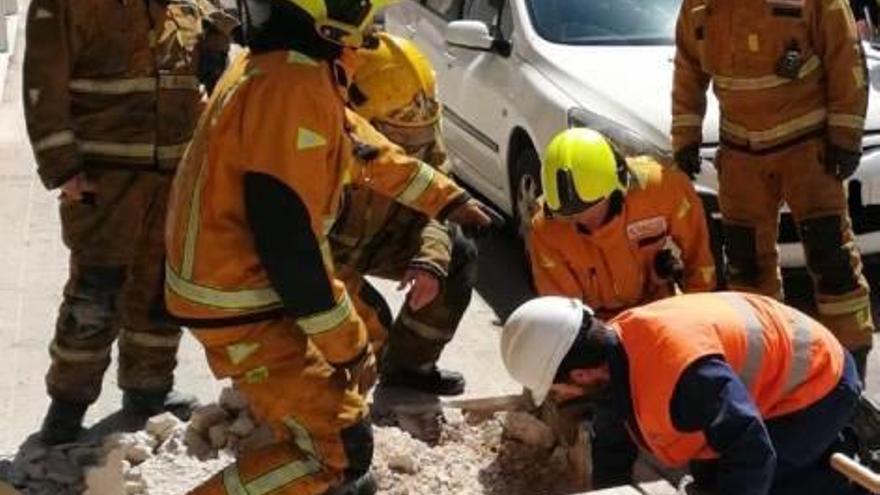 Los bomberos neutralizan la fuga de gas, ayer en Crevillent.