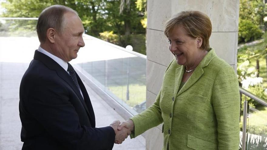 Merkel llega a Sochi para abordar con Putin las guerras de Siria y Ucrania