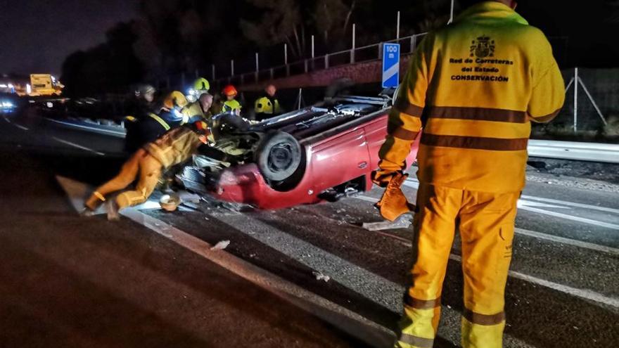 El coche siniestrado a la altura del acceso a la Loma Badá