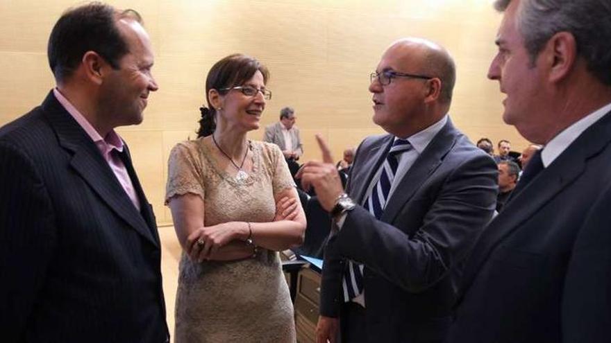 María Teresa Gutiérrez y José Manuel Baltar (centro), ayer, en el centro cultural.