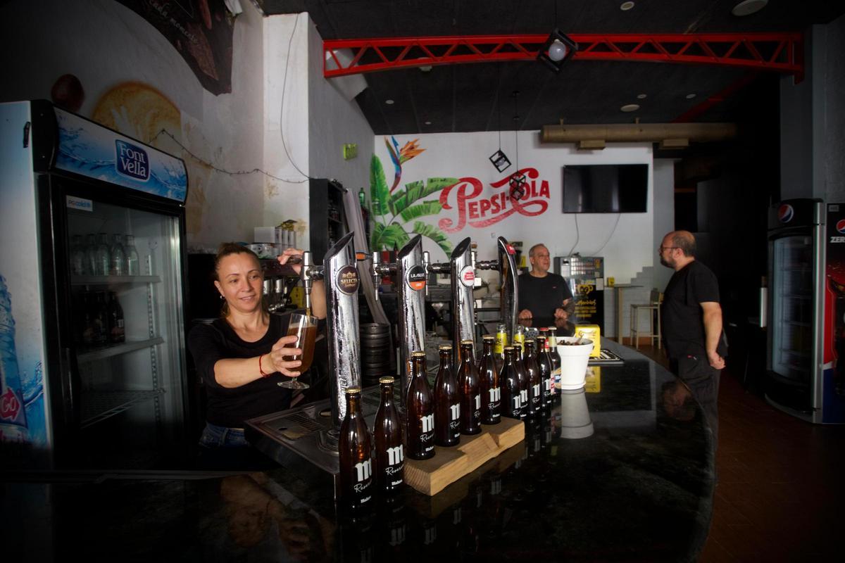 Un bar a oscuras en el centro de València