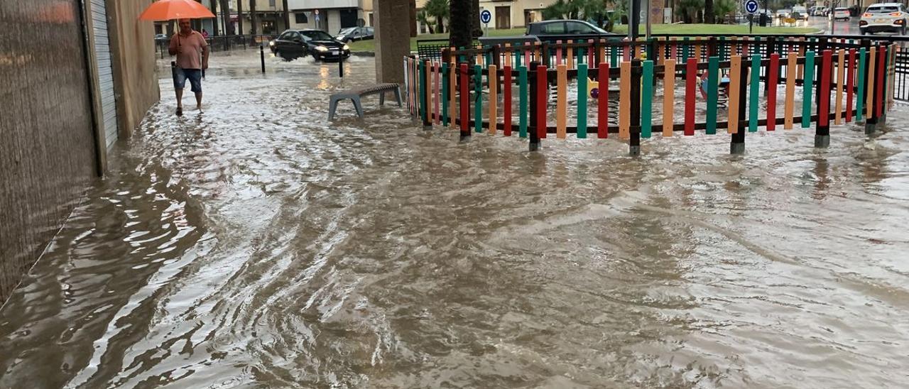 Las inundaciones en las calles del entorno de la rotonda de la Puerta del Sol de Nules se han convertido en algo habitual.