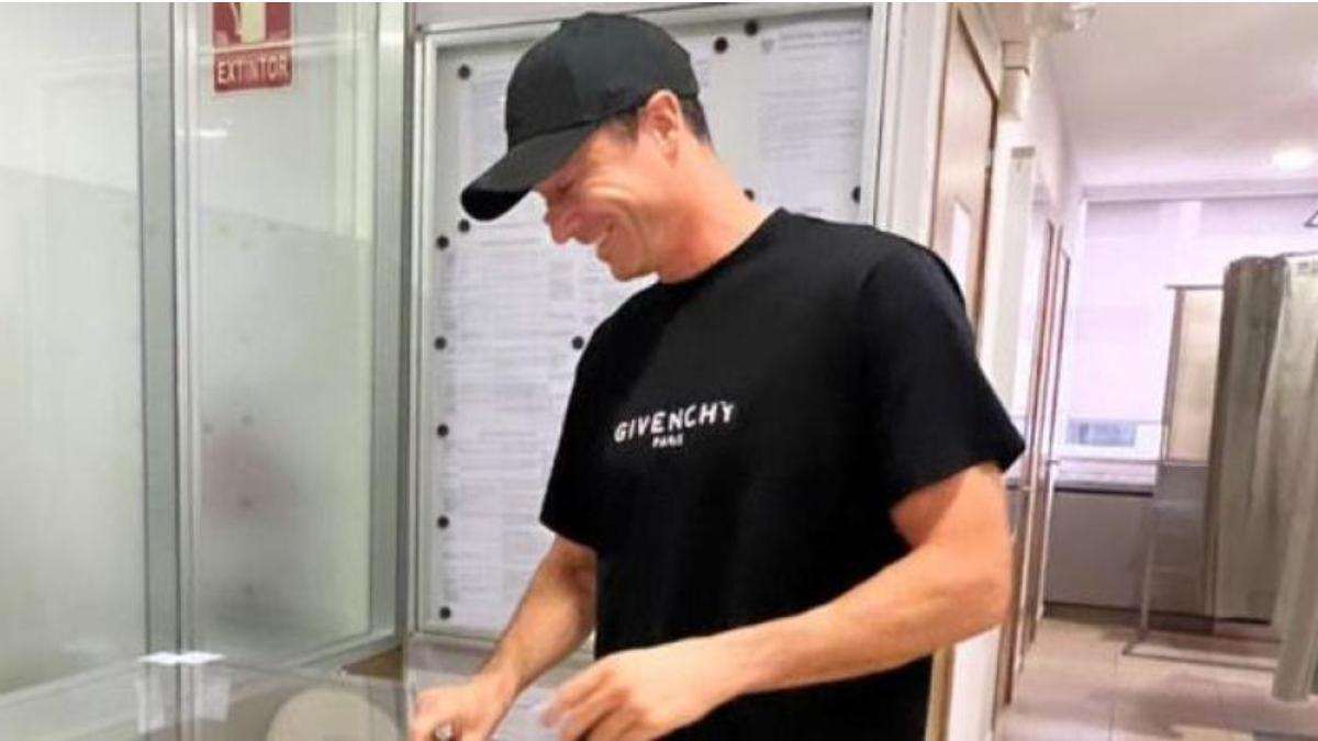 Lewandowski votando en el consulado de Polonia en Barcelona