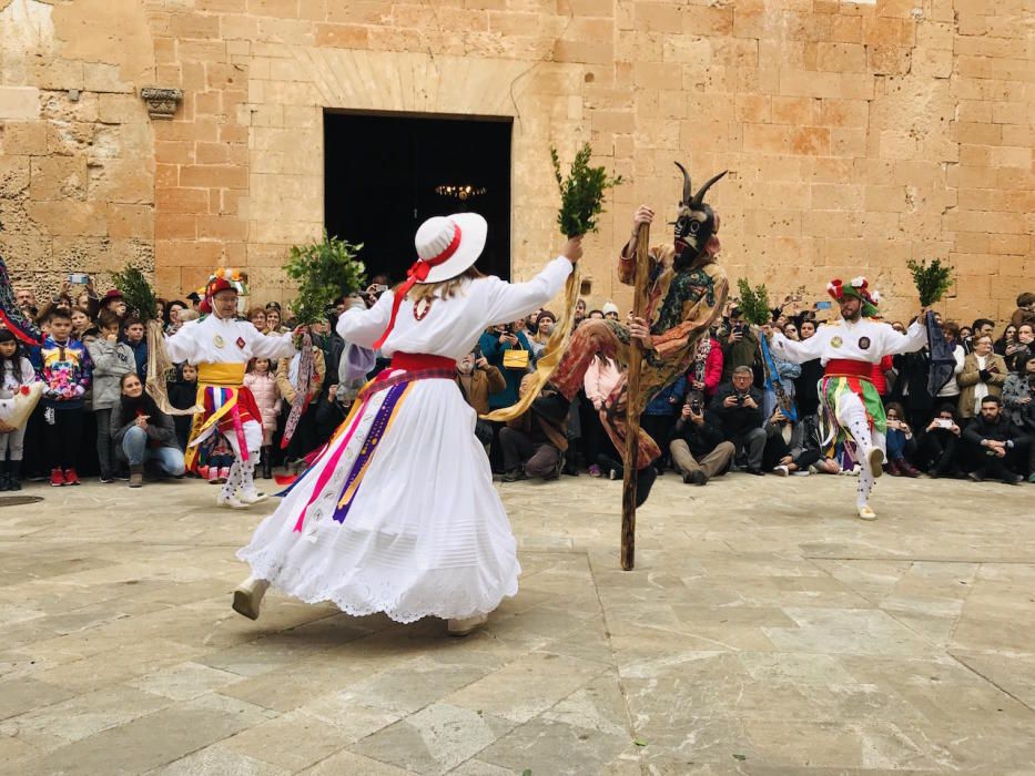 Los Cossiers de Algaida honran al patrón Sant Honorat