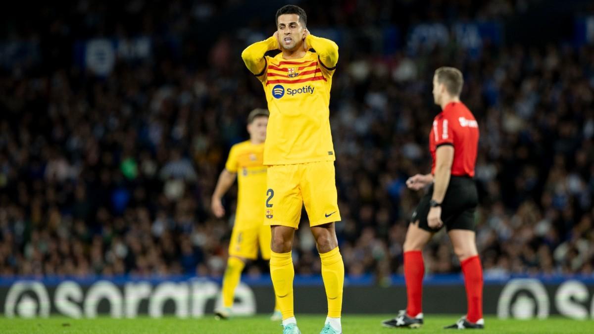 Joao Cancelo se lamenta ante la Real Sociedad