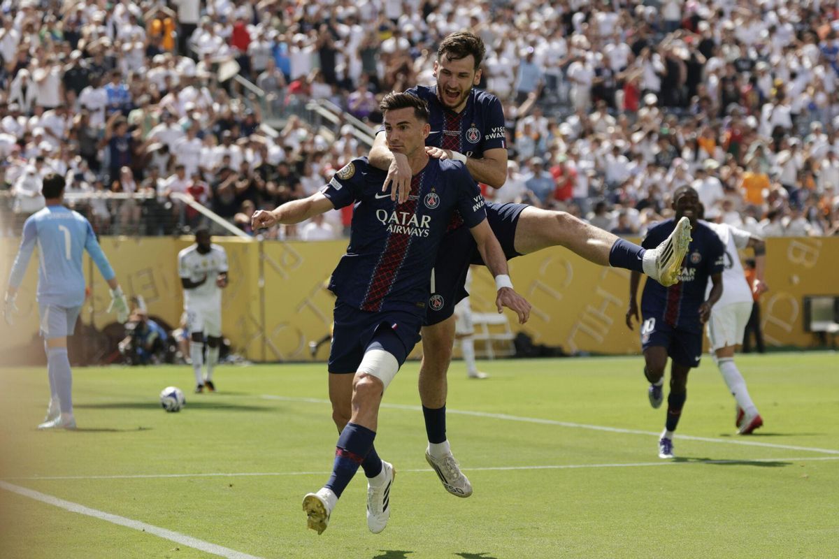Fabián Ruiz y Khvicha Kvaratskhelia, jugadores del PSG, celebran un gol contra el Real Madrid.