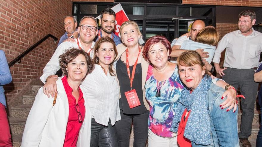 Los socialistas molinenses celebrando su victoria en las elecciones municipales.