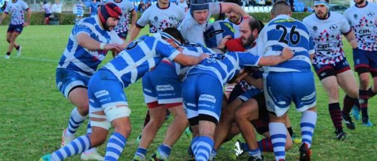 Los jugadores del Inter Cullera y el Sant Roc durante una melé.