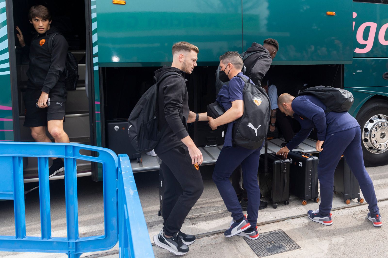 Bufandas y banderas en el aeropuerto para desear suerte al Valencia CF