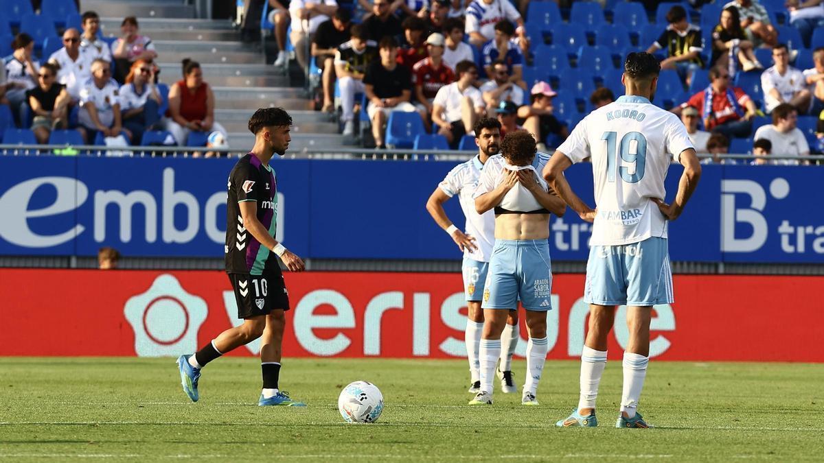 Keidi Bare se tapa la cara con la camiseta junto a Pomares y Kodro al final del encuentro.
