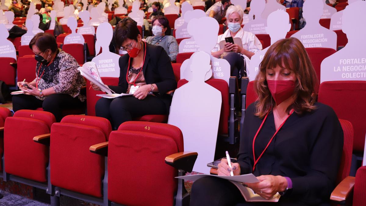 Tres de las integrantes de la nueva Ejecutiva de CCOO durante su 12º congreso: de izquierda a derecha, Mari Cruz Vicente (Acción Sindical), Carolina Vidal (Mujeres) y Cristina Faciaben (Internacional)