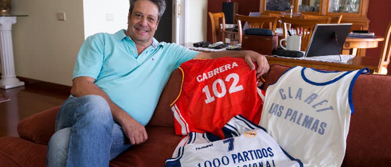 Carmelo Cabrera, ayer en su casa, posa con las camisetas del Real Madrid, del Claret Las Palmas y de la selección española, con la que jugó 102 partidos.