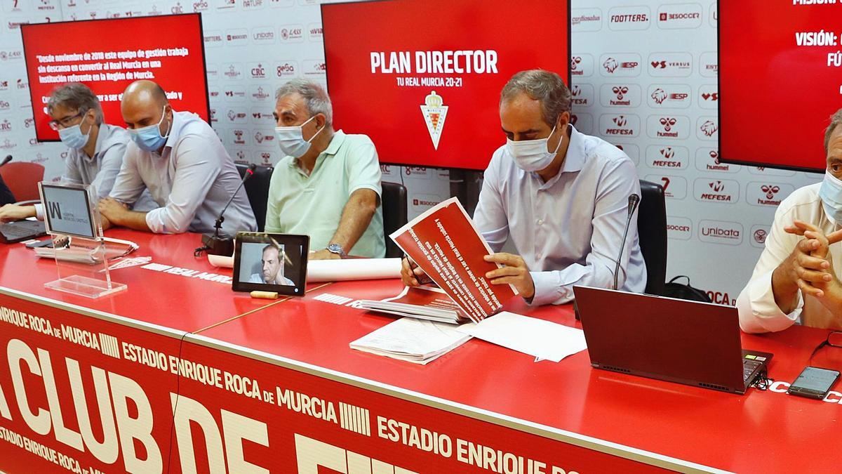 Francisco Tornel junto a Emilio García, Francisco Cobacho, Álvaro Ruiz, Antonio Rubio y Francisco Miró en la sala de prensa de Nueva Condomina. | ISRAEL SÁNCHEZ