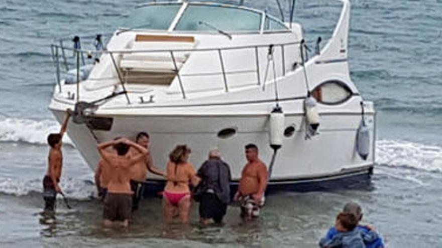 Un barco de recreo encalla a escasos metros de la orilla en la playa de les Palmeres