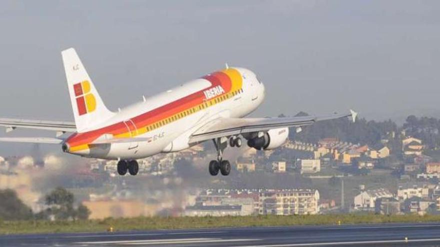 Un avión de Iberia despega de la pista del aeropuerto de Alvedro. fran martínez