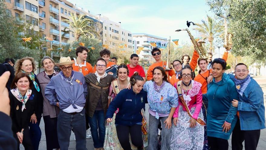 Las asociaciones de Torrent celebran sus Fallas: Espurna y el CAS del Círculo Católico se suman a la fiesta con la cremà