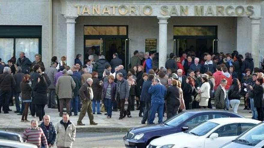 Un aspecto del acceso al tanatorio de Barro en el que se veló el cuerpo de Alejandro García Castro. // G.S.