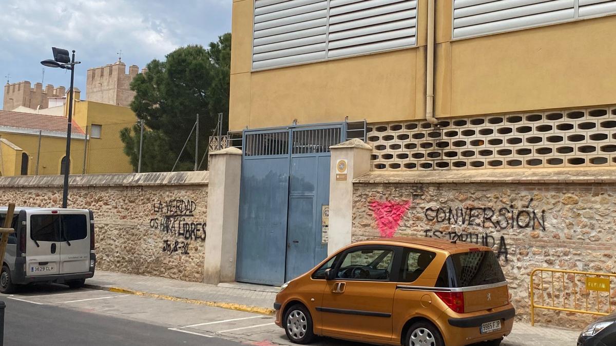 Dos pintadas en la puerta de atrás del colegio Madre Josefa Campos de Alaquàs, donde ejerce el docente señalado por terapias de conversión