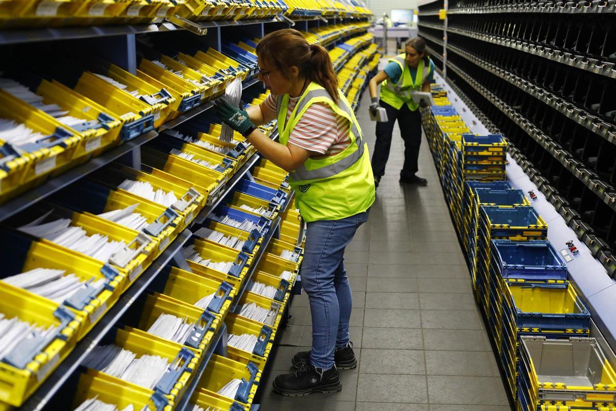 El trabajo humano es todavía indispensable en Correos.