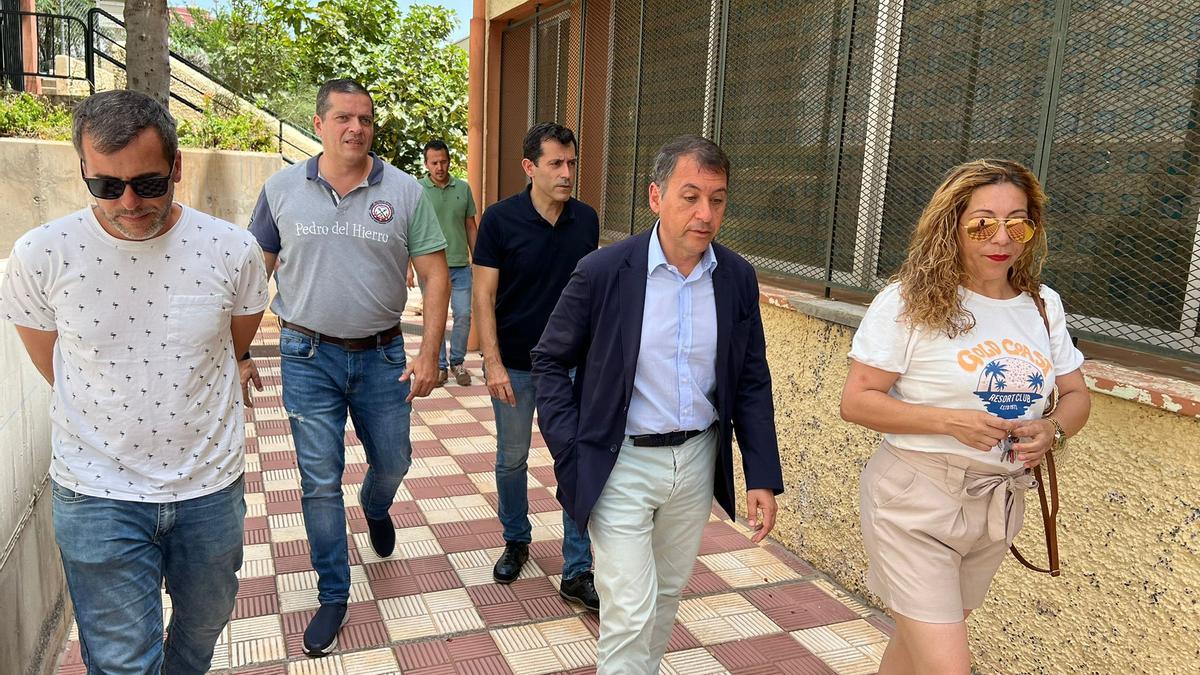 Visita del alcalde de Santa Cruz al colegio Ofra-Chimisay, en el anterior mandato.