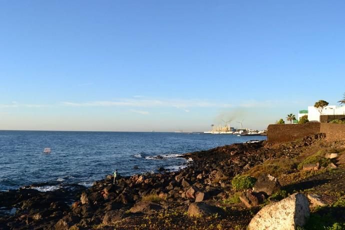 Funcionarios de la cárcel de Tahíche protestan desde el mar frente a La Mareta