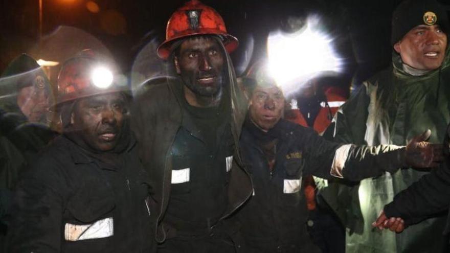 Rescatan a cuatro mineros tras cuatro días atrapados en Perú
