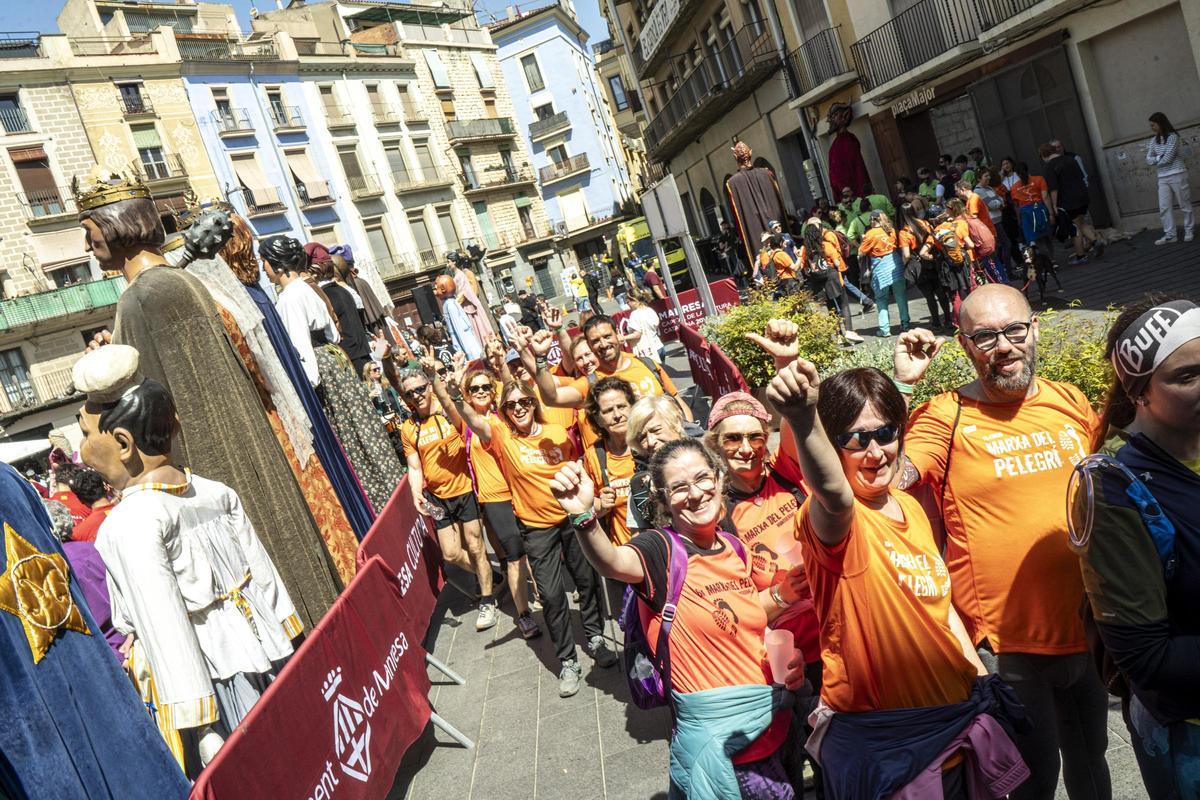 Participants de la Marxa del Pelegrí en la seva arribada a Manresa