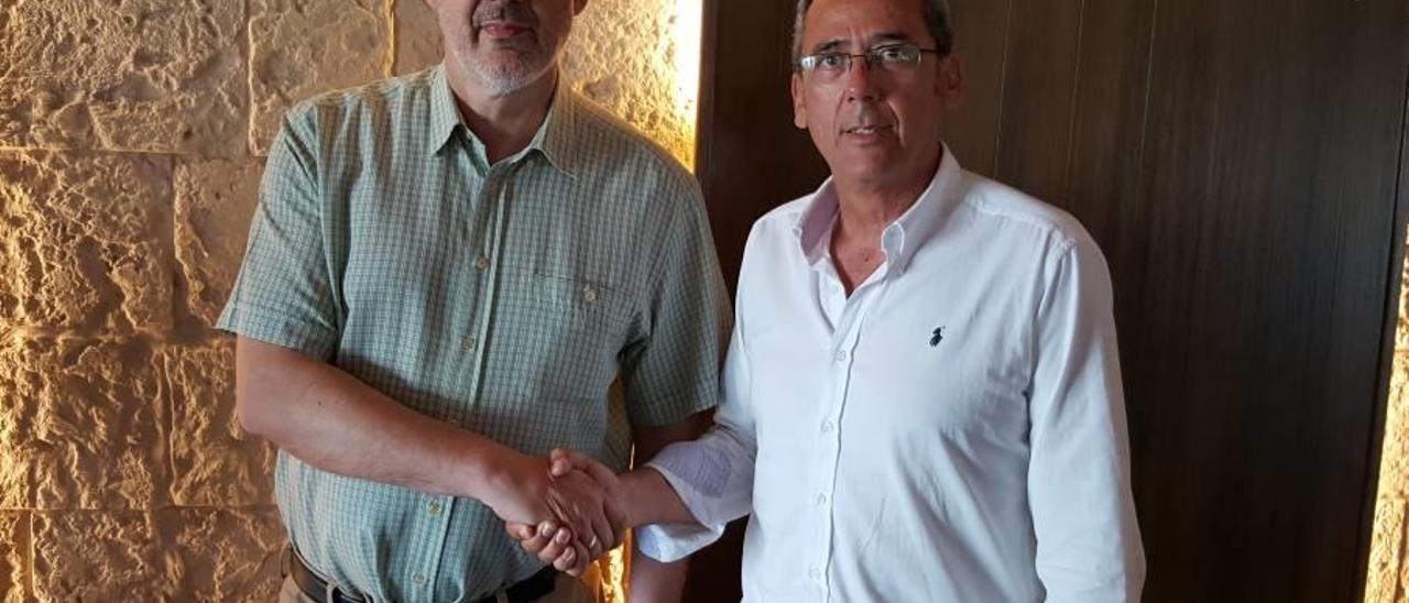 El presidente del Bahía San Agustín, Guillermo Boscana, junto al técnico del Palma, Xavi Sastre.