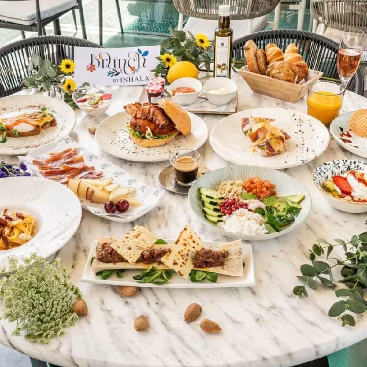 Por 34 euros por persona, el menú incluye una copa de cava, una bebida, un plato principal y un postre a elegir.