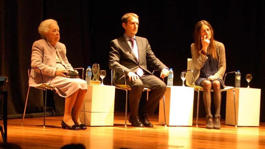 Los premiados, Ana María Figaredo, Germán Romano y Margarita Ganduyo, durante el acto.