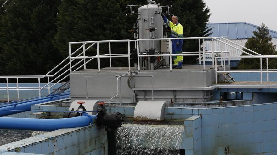 Un técnico en la potabilizadora de Vigo.