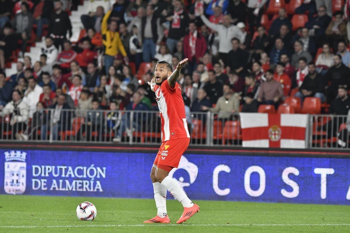 Luis Suárez protesta al árbitro en aquel Almería-Córdoba CF de la 2024-25.
