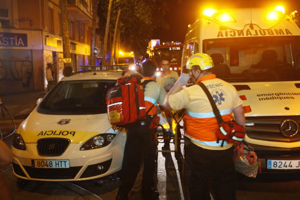 Un cotxe perd el control i atropella nou persones d'una terrassa de Girona