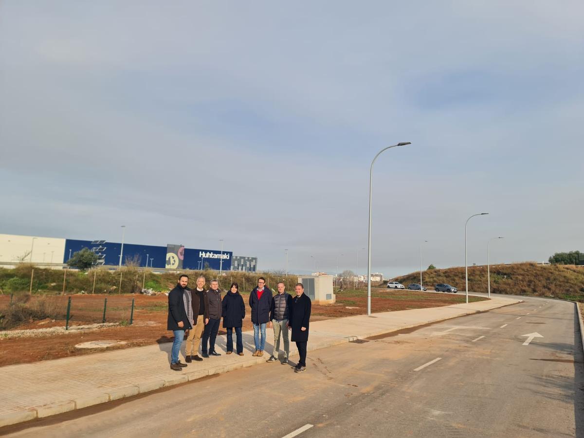 Foto de familia tras la recepción de las obras en el polígono industrial.