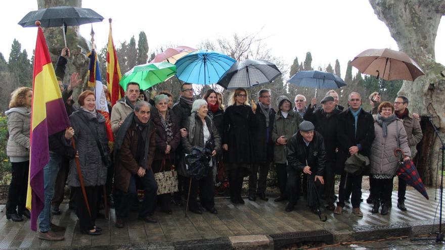 Representants de les entitats i de l&#039;Ajuntament davant del monument.