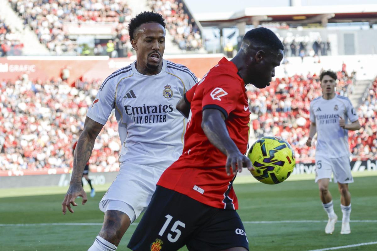 Luvumbo controla el balón ante Militao.