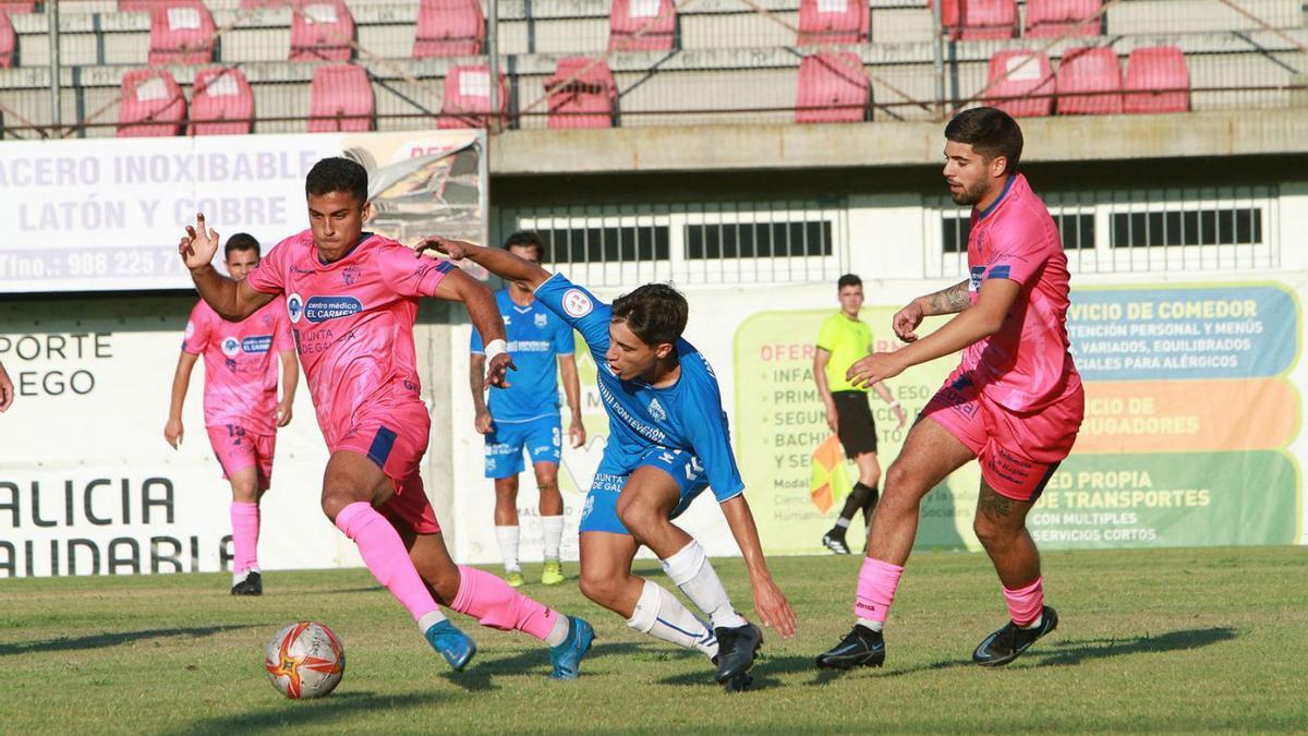 Una jugada del partido de ayer, disputado en O Couto. |  // I.OSORIO