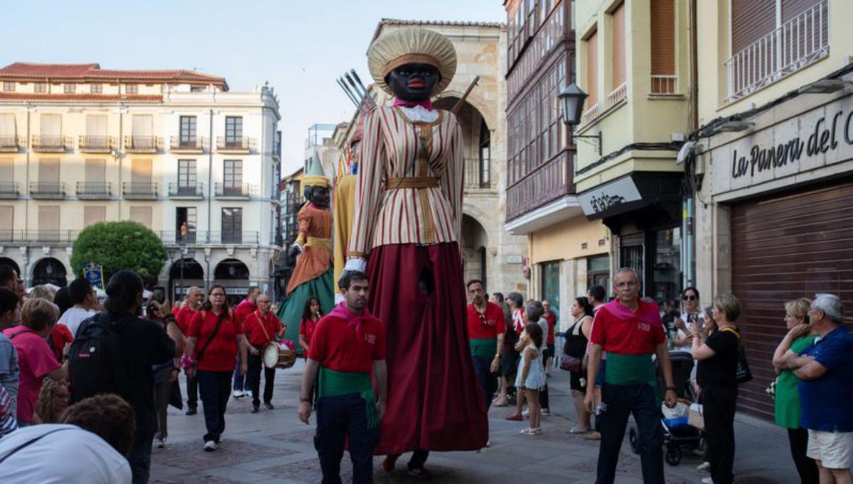 Las peñas inician San Pedro: ¡Zamoranos, zamoranas, las llaves son nuestras, Zamora está de fiestas!