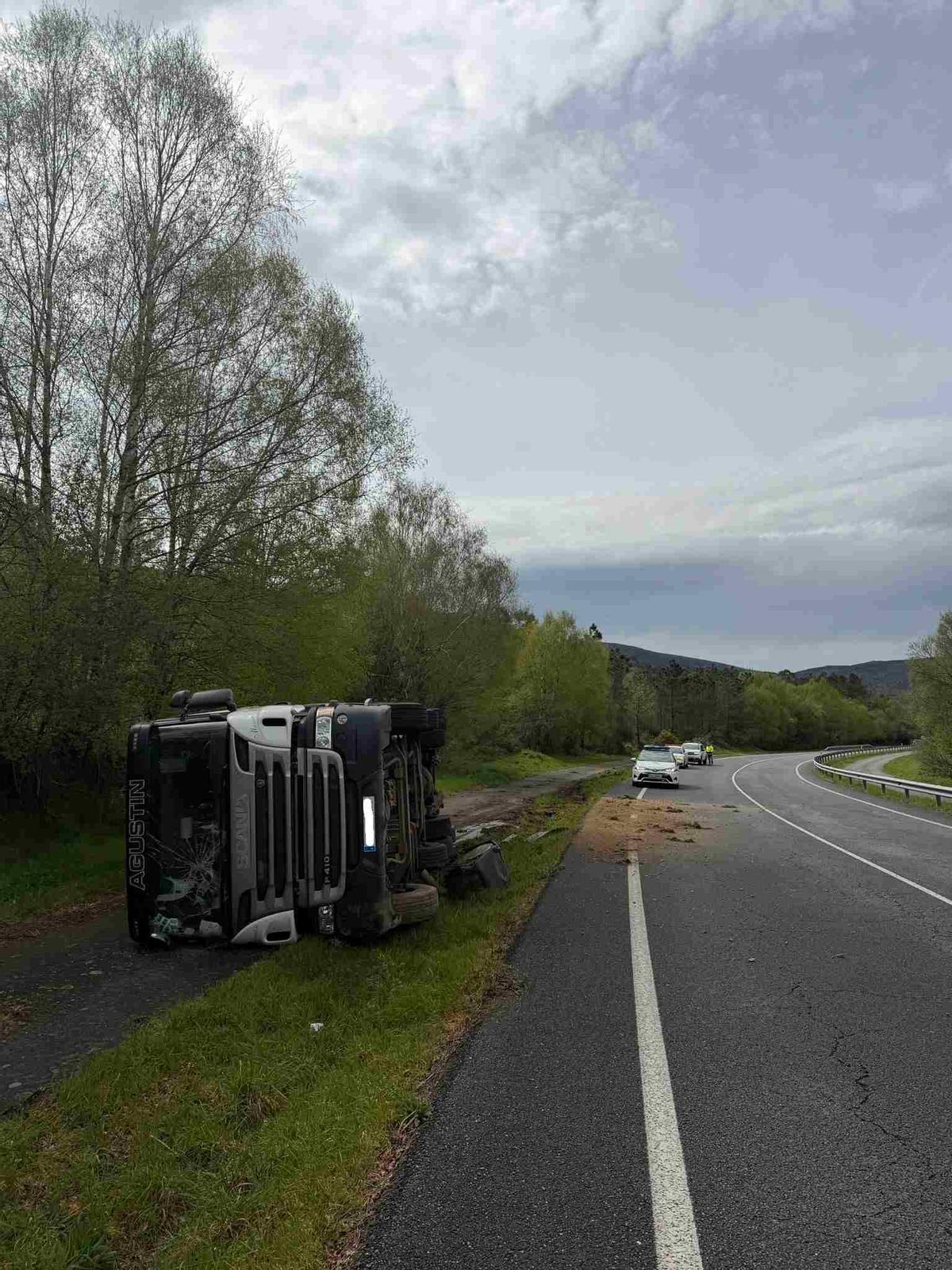 El vehículo volcado sobre la vía.