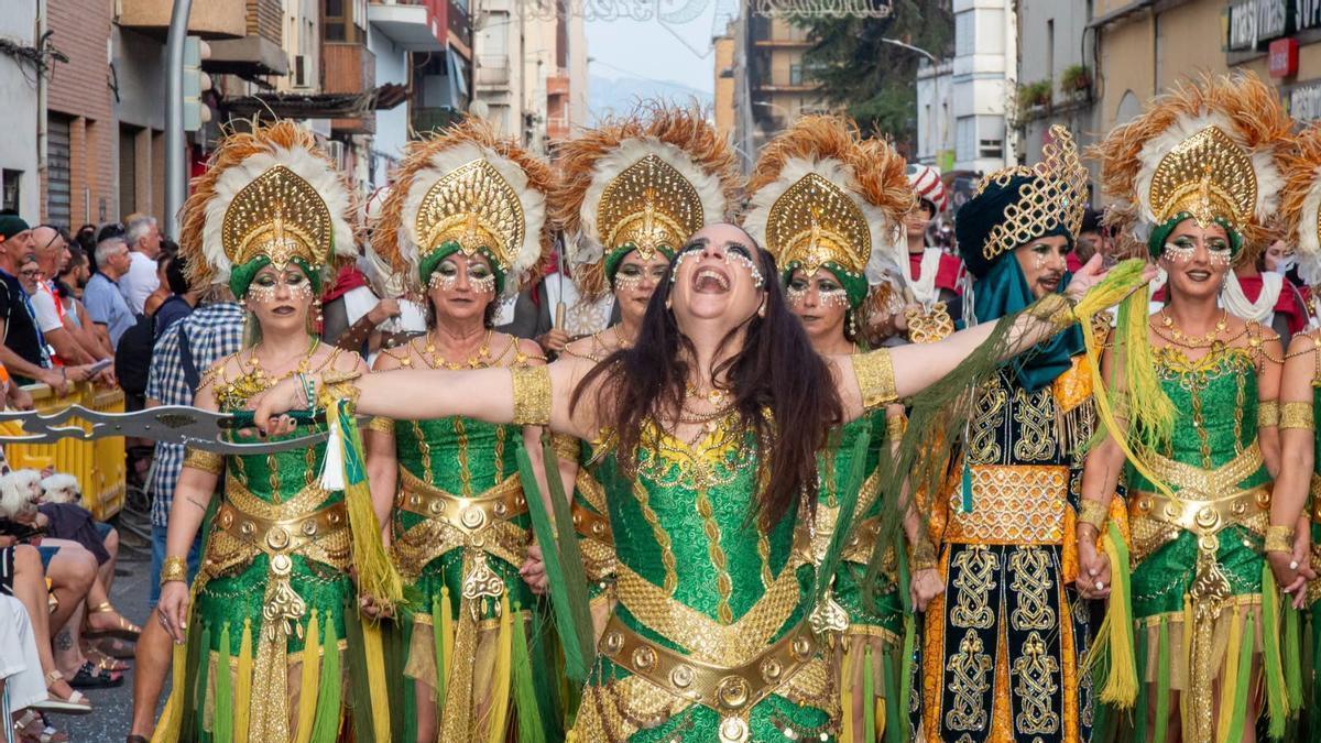 Oliva vive con la máxima pasión las fiestas de Moros i Cristians 2026: Vecinos y turistas disfrutan de la espectacularidad de los actos