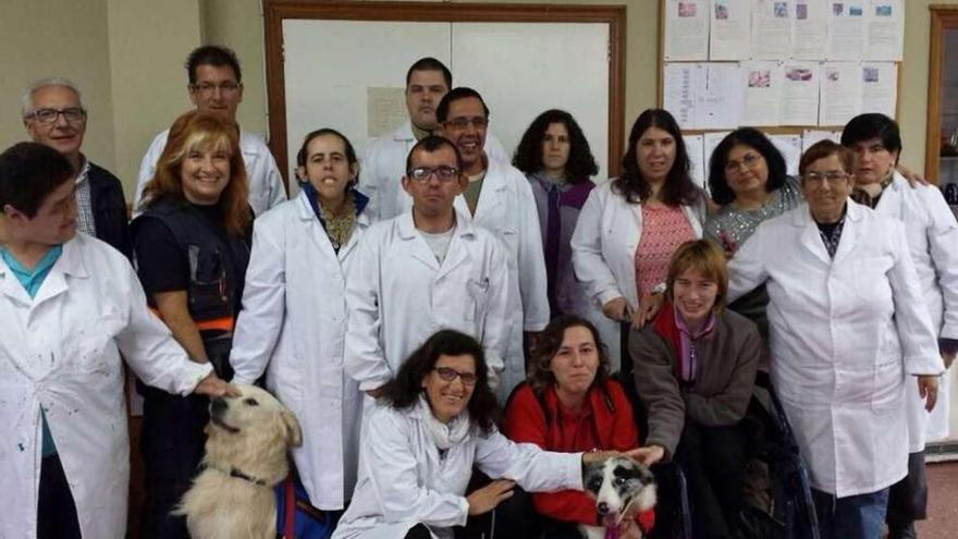 Usuarios de Asprodico, con dos técnicas de la unidad de terapia con animales de Protección Civil.