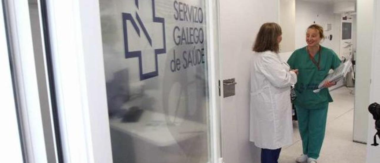 Vestíbulo del PAM  |  Consta de diez metros cuadrados, con mesa para el personal administrativo o enfermera. Tiene la doble función de sala de recepción de los pacientes cuando la unidad móvil funcione como consulta de primera o bien cuando están unidos las dos unidades para quirófano. Este vestíbulo será la entrada a la sala preparatoria previa al acceso al camión quirúrgico.