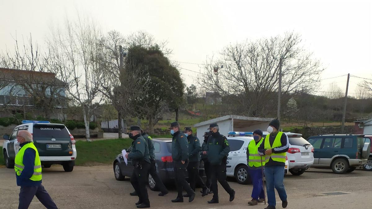 Agentes de la Guardia Civil que se han sumado desde primera hora de esta mañana a las labores de búsqueda