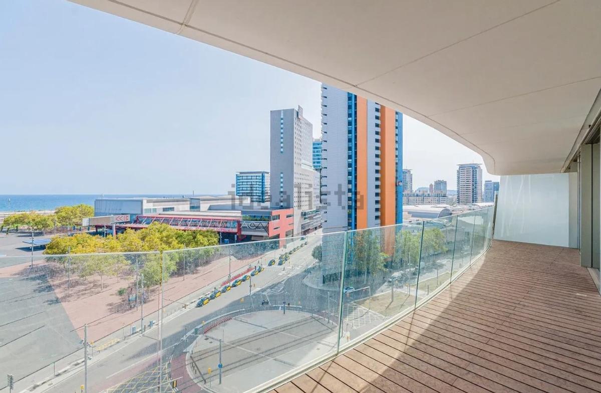 Terraza de una vivienda de 1 habitación en la torre Antares, en el Fòrum, en venta por 1,35 millones.
