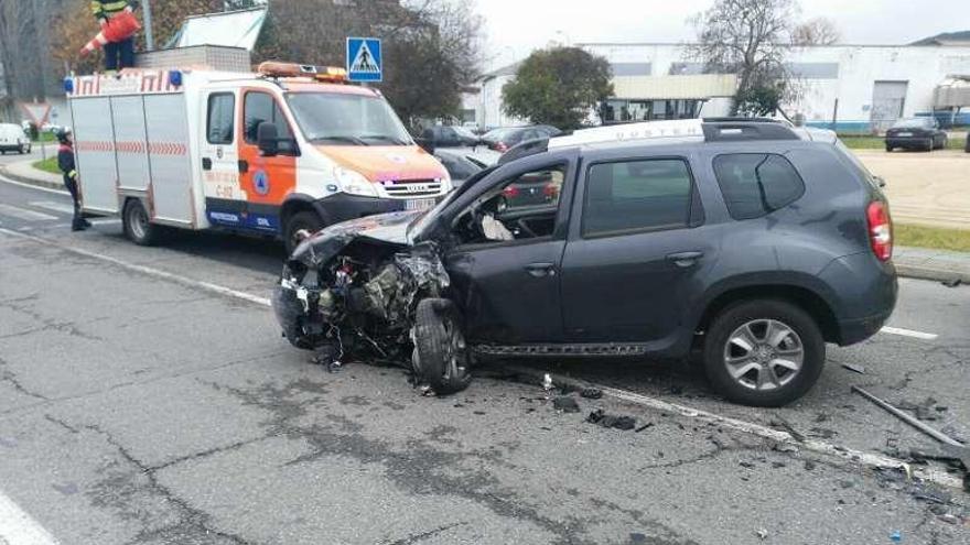 El todoterreno accidentado en la rotonda de Larsa.