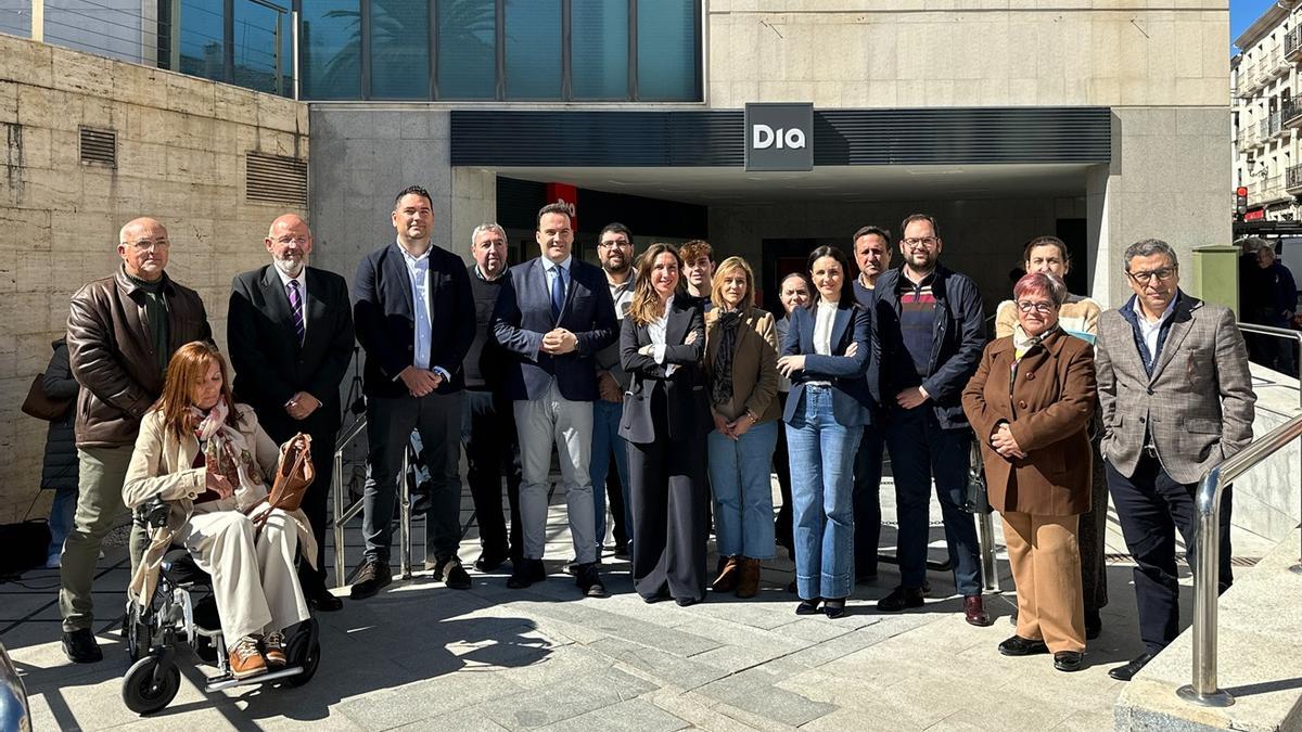 Autoridades y responsables de Dia en la entrada del nuevo supermercado de la cadena inaugurado en Priego de Córdoba.