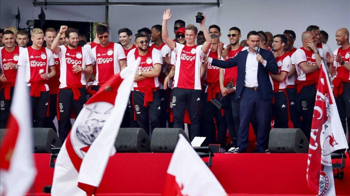 Toda la plantilla del Ajax celebró el título de Liga en Amsterdam