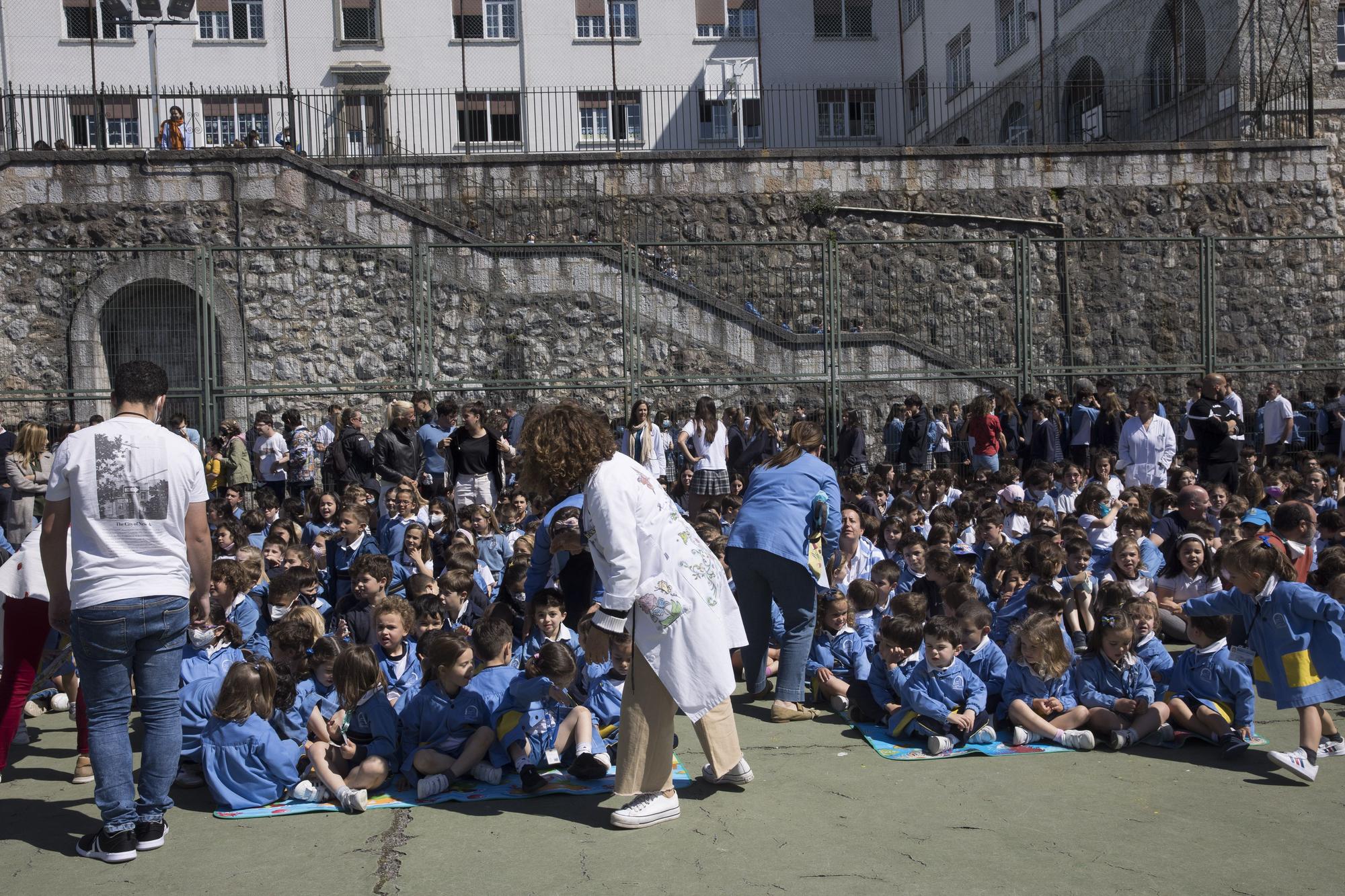 Izado de bandera en el colegio Santa María del Naranco