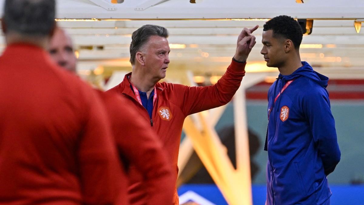 Van Gaal da instrucciones a Gakpo, que se presume titular ante Senegal, en un entrenamiento